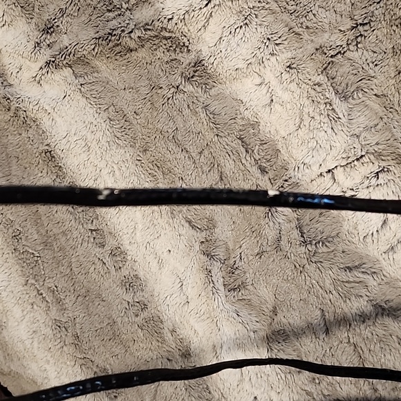 VINTAGE PANTERA BLACK PATENT LEATHER CLUTCH WITH GOLD HARDWARE - Picture 4 of 15